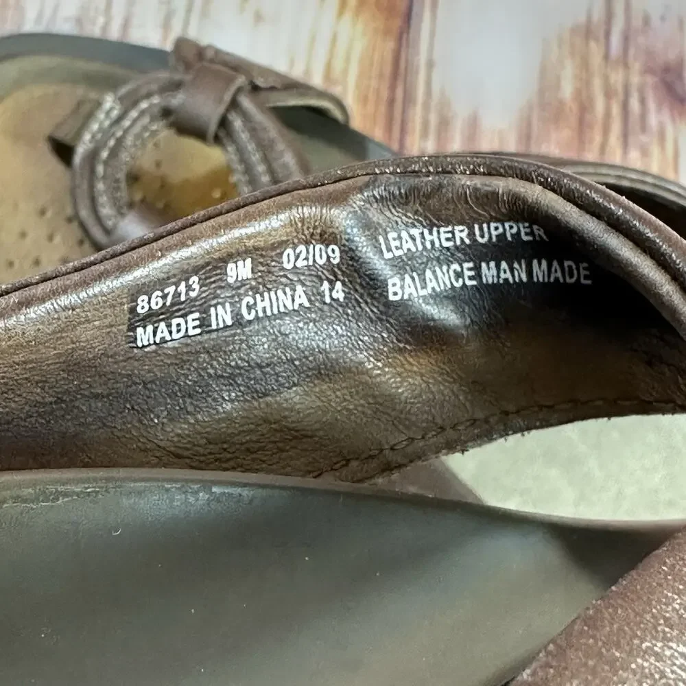 Clarks Sandals Sz 9 Bronze Leather Open Toe Slides Flip Flops Thong Flats Shoes - Picture 11 of 11